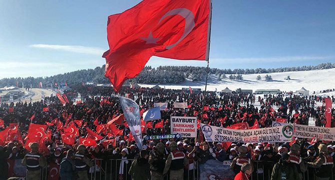 Sarıkamış şehitleri için 20 bin kişi karda yürüdü