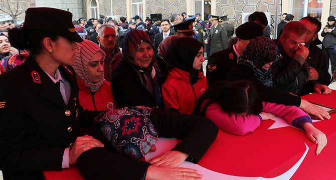 Şehit Piyade Er Ayhan Çam, gözyaşlarıyla son yolculuğuna uğurlandı