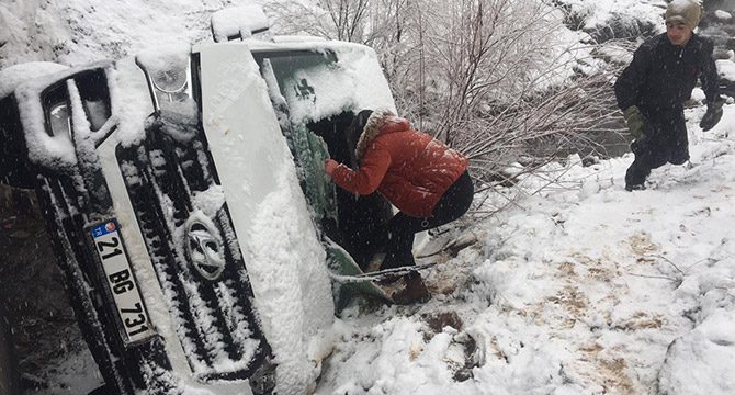 Beytüşşebap'ta yolcu minibüsü devrildi: 5 yaralı