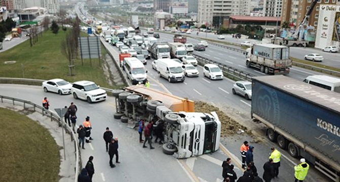 Esenyurt TEM Bağlantı Yolu'nda hafriyat tırı devrildi; uzun araç kuyrukları oluştu