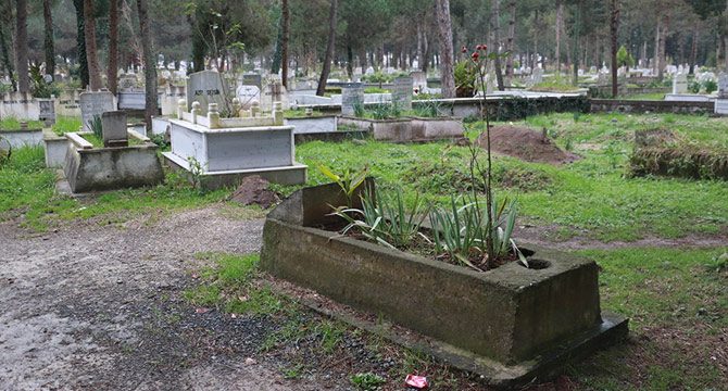 Kabristanda yönleri farklı mezarlar şaşırtıyor