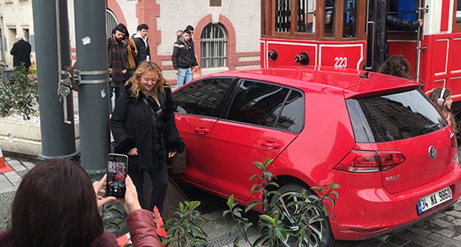 Kaza yapan tramvayın önünde fotoğraf çektirme yarışı