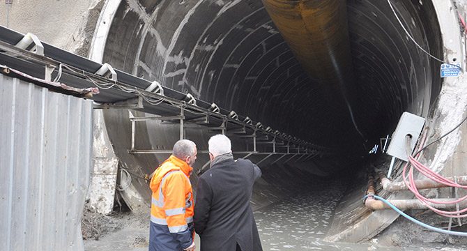 Türkiye'nin en uzun tren tünelinde, ışığın görülmesine 600 metre kaldı