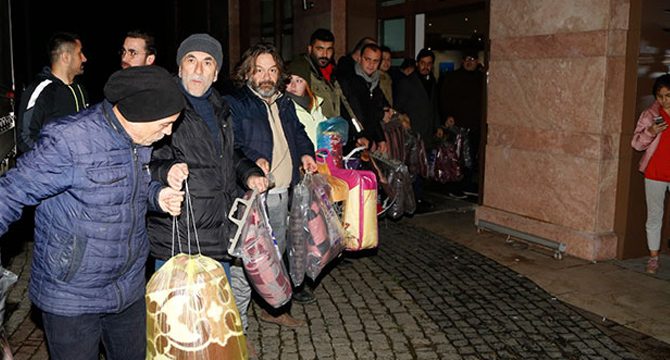 Türkiye, Elazığ ve Malatya'da can kaybına neden olan deprem için seferber oldu
