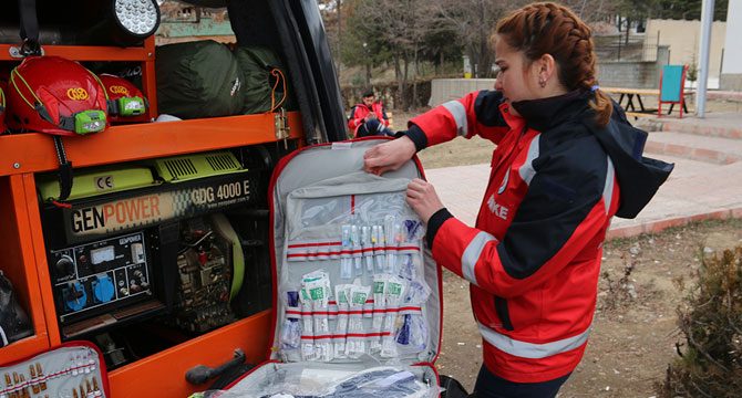UMKE personeli, göçük altında ameliyat dahi yapabiliyor
