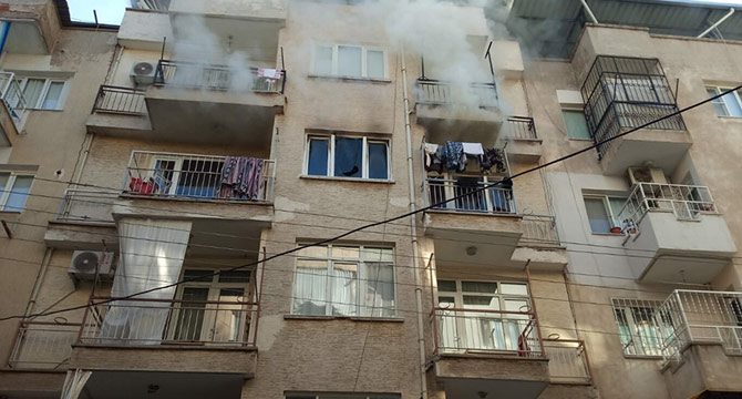 Küçük İbrahim sobayı tutuşturmak isterken evi yaktı
