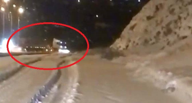 Karla kaplı yolda TIR'ın savrulma anı görüntülendi