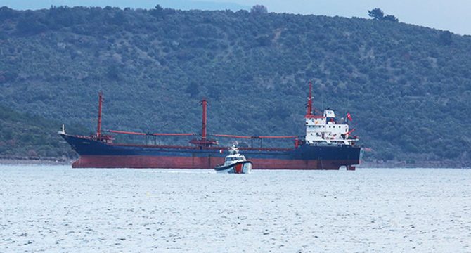 Ayvacık açıklarına demir atan gemi, Sahil Güvenlik'i harekete geçirdi