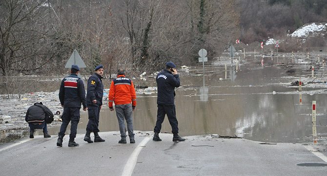 Bartın'da dere taştı, yol ulaşıma kapandı