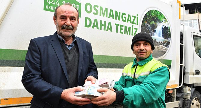 Temizlik işçisi, sokakta bulduğu emeklinin 25 yıllık birikimi parayı teslim etti