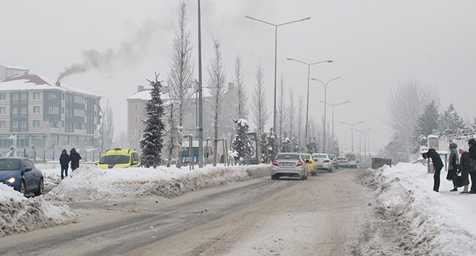Doğu'nun en soğuk yerleşim birimi -25 derece ile Karaçoban oldu