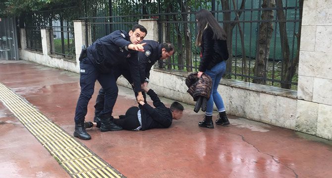 Adliye çıkışı bıçaklı kavga anları kamerada