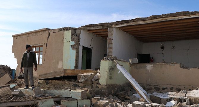 Depremde baba ve oğlu aynı evde hayatlarını kaybetti