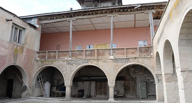 Depremin vurduğu Elazığ'da 708 yıllık konak, sapasağlam ayakta kaldı