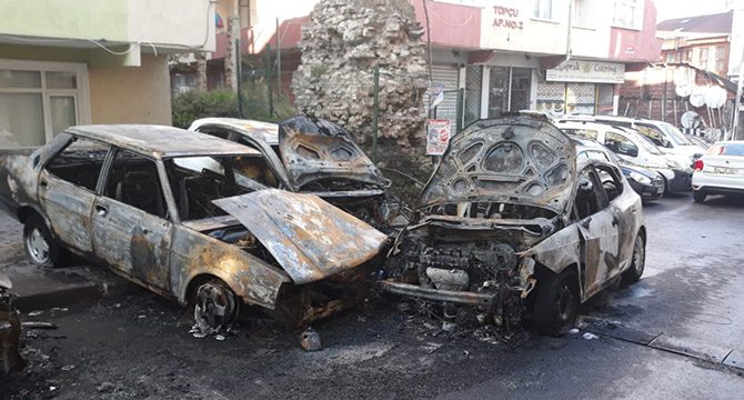Fatih'te kundaklanan araçlardaki hasar gündüz ortaya çıktı