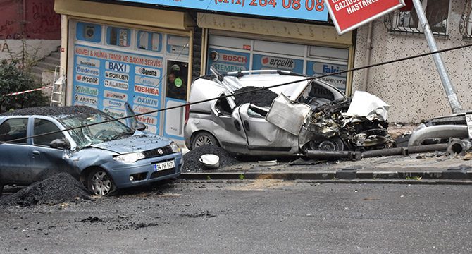 Gaziosmanpaşa'da iki otomobilin üzerine devrilen asfalt yüklü kamyon kaldırıldı