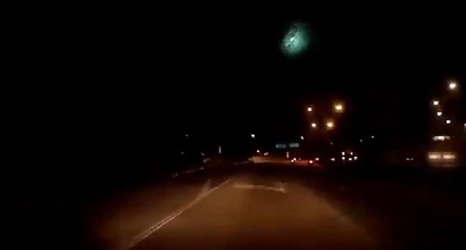 Malezya’da meteorun düşme anı araç kamerasında