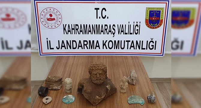Tarih eserlere müşteri ararken yakalandılar