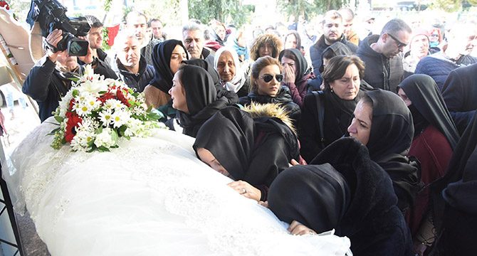 Uçak kazasında ölen Songül Bozkurt'un cenazesinde, gözyaşları sel oldu