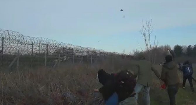 Göçmenler Yunan askerine ait aracı taşladı
