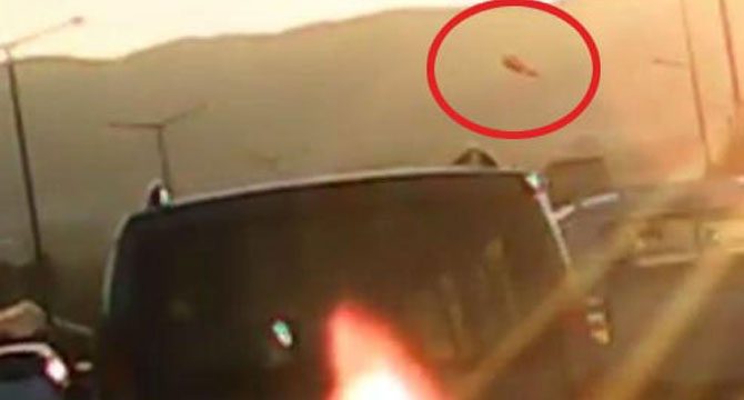 Şişe, seyir halindeki otomobilin camını patlattı