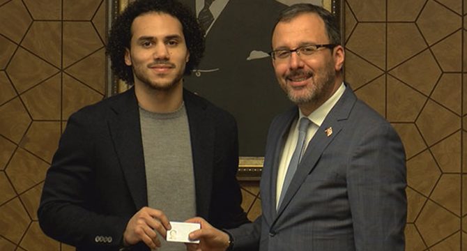 Bakan Kasapoğlu, Shane Larkin’e TC kimlik kartını verdi