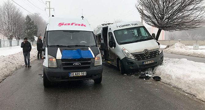 Sivas'ta buzlanan yolda servis minibüsleri çarpıştı: 12 yaralı
