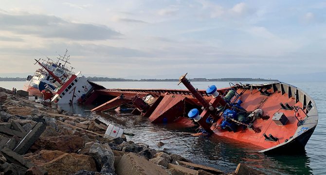 İstanbul'da 2 gemi çarpıştı! Batma tehlikesi var