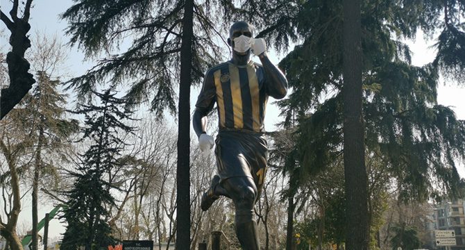Alex Heykeline maske ve eldiven taktılar