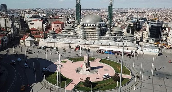 İstanbul meydanlarındaki sessizlik havadan fotoğraflandı