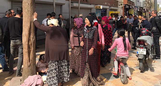 PTT şubelerinin önünde sıra bekleyenler, sosyal mesafe kuralına uymadı
