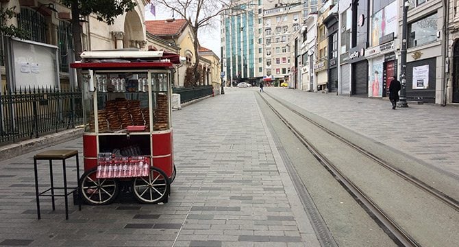 Taksim Meydanı ve İstiklal Caddesi boş kaldı; son simitçi de tezgahını kapatıyor