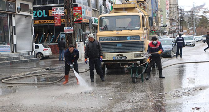 Yüksekova'da cadde ve sokaklar, tazyikli suyla yıkandı