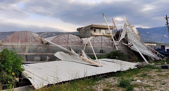 Antalya'da şiddetli rüzgar, cam serayı yıktı