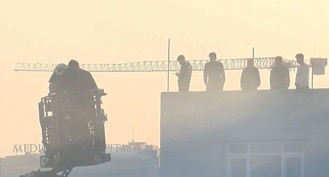Bağcılar'da yangını izlemek için çatılara çıktılar