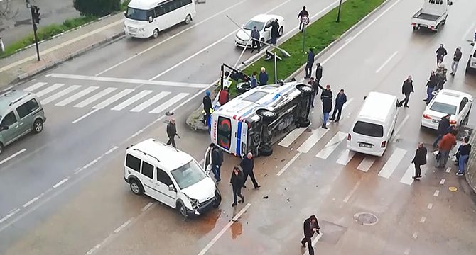 Ambulans ile hafif ticari aracın çarpıştığı kaza, kamerada