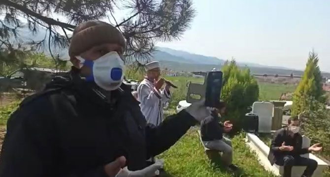 Sokağa çıkma yasağında, cenazede cep telefonuyla canlı yayın