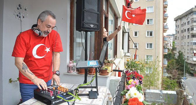 Kadıköy'de DJ evinin balkonundan çocuklar ve komşuları için çaldı