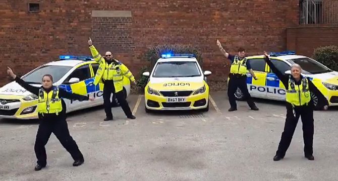 İngiltere'de polisler vatandaşların evinde kalması için her yolu deniyor