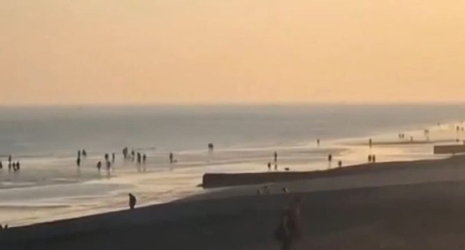 İngiltere'de sıcak hava koronavirüs yasaklarını unutturdu