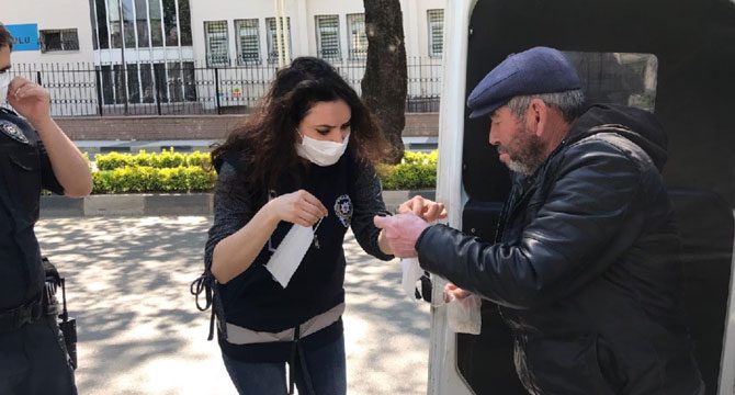 Sokakta yaşayan vatandaş uzun ikna sonucu otele yerleştirildi