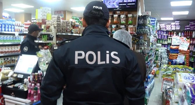 Sultangazi'de açık markete baskın: Müşteriler saklandı