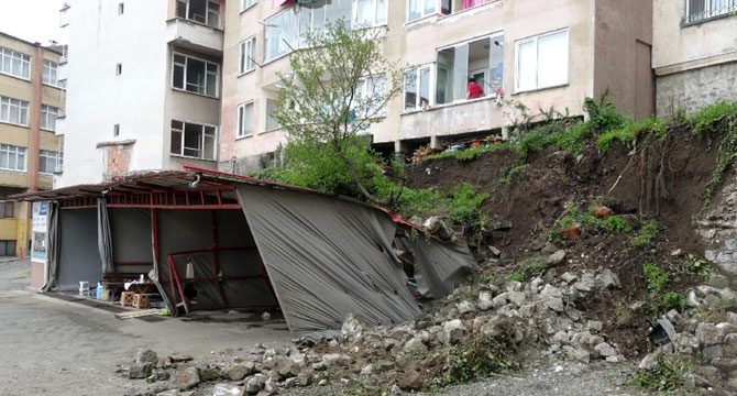 Trabzon'da istinat duvarı çöken apartmanda yaşayanlar tedirgin