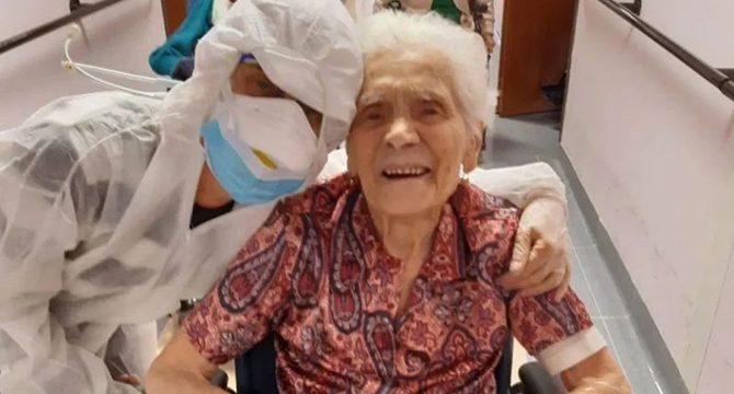 104 yaşındaki kadın önce İspanyol gribini sonra da koronavirüsü yendi
