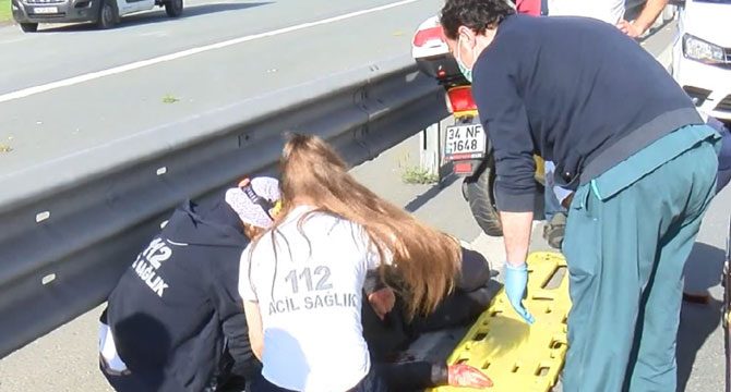 Kaza yapan motosikletliye yoldan geçen doktor müdahale etti