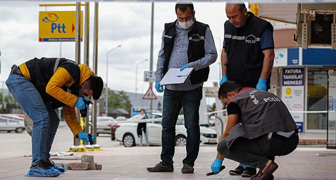 Sokak ortasında 10 yıllık eşini öldürdü
