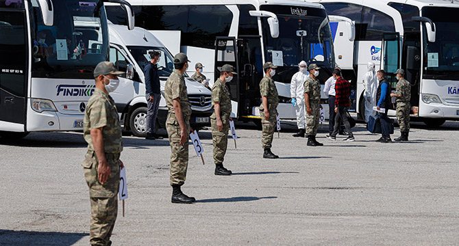 Ankara'da terhisi ertelenen askerler, memleketlerine uğurlandı