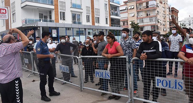 Antalya'da, karantina uygulanan mahallede gerginlik