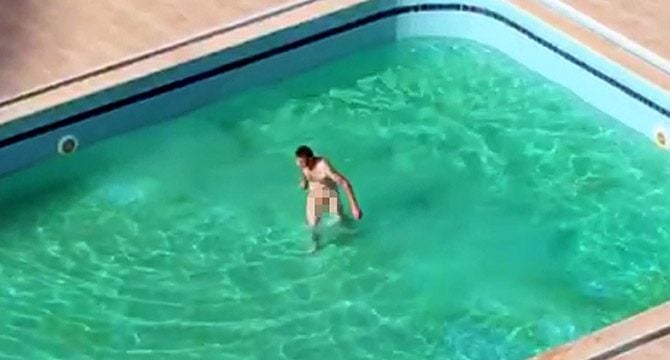 Alkollü Rus turist çırılçıplak havuza girdi