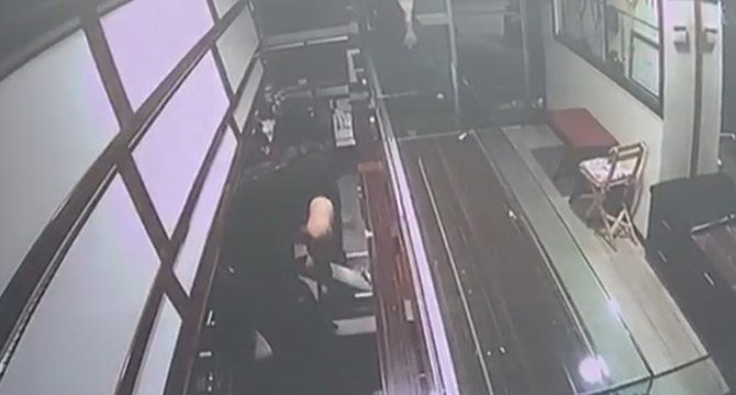 Fatih'te kuyumcuya giren hırsız altın bulamayınca altınların asıldığı halkaları çaldı